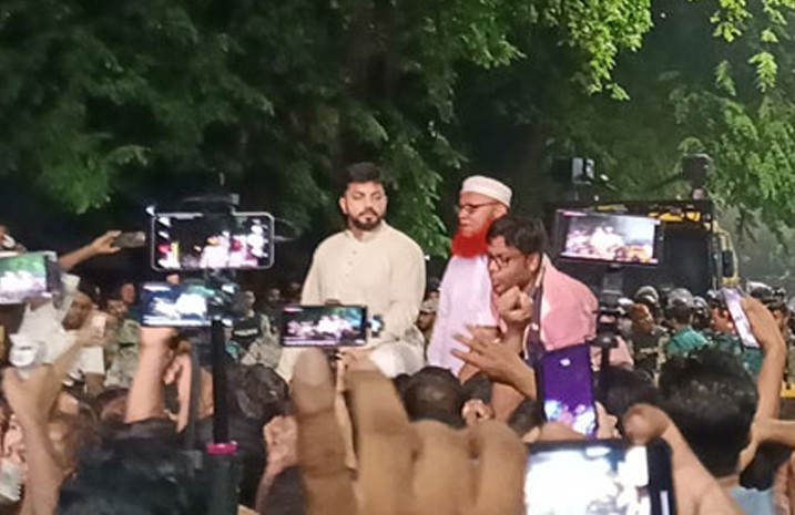 দাবি আদায়ে অনড় আন্দোলনকারীরা, যোগ দিলেন ইশরাক