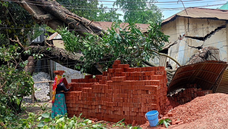 বোচাগঞ্জে হঠাৎ ঘূর্নী ঝড়ে ব্যাপক ক্ষয়ক্ষতি